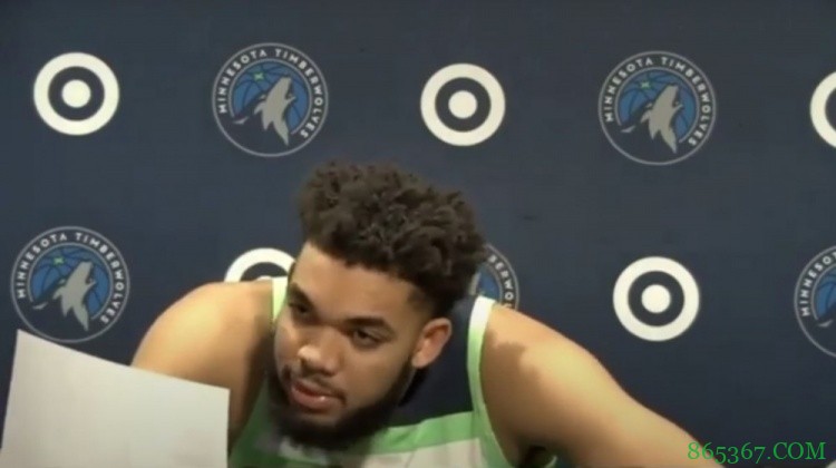 唐斯赛后拿着技术统计连连拍桌子&摇头：我们没有防守