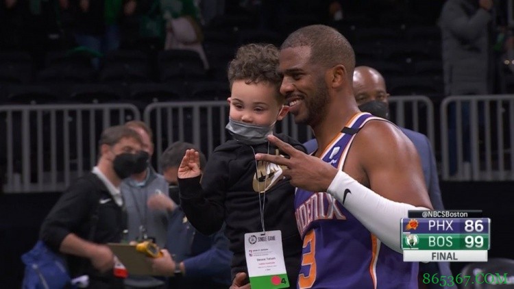 ?保罗赛后与塔图姆儿子Deuce一起合影留念