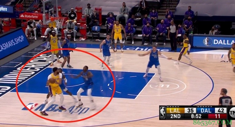 ?浓眉时隔两月复出刚得4分 独行侠施行包夹策略