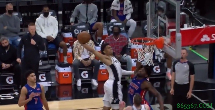 篮筐在哭泣!凯尔登-约翰逊突破单臂平筐战斧隔扣斯图尔特