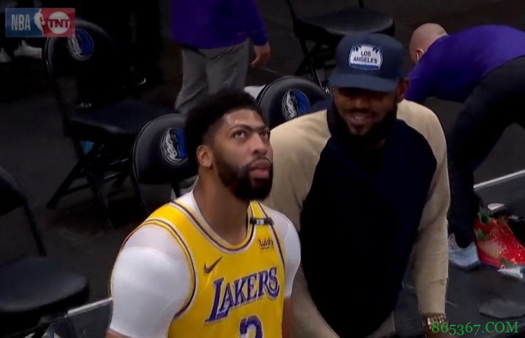 浓眉疑似不满出场时间限制 被换下时踢广告牌表达不满