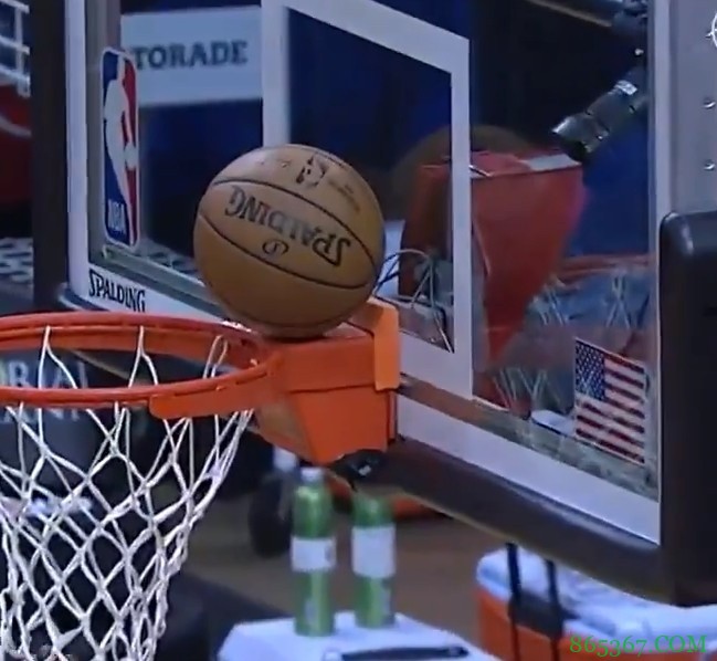 怎么做到的？乔治突破造成奥利尼克犯规随手一抛 球停在篮筐上方