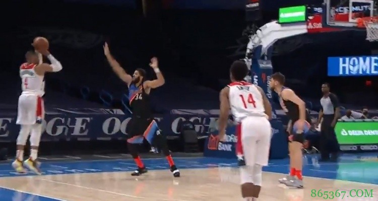 全力威！威少以一抢三冲出界外拼抢前场篮板 回来底角三分命中