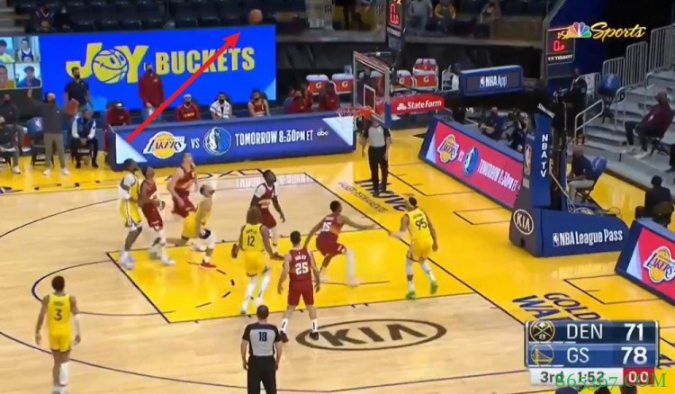 逆天手活！库里罚球线超高抛投 众人仰望天空