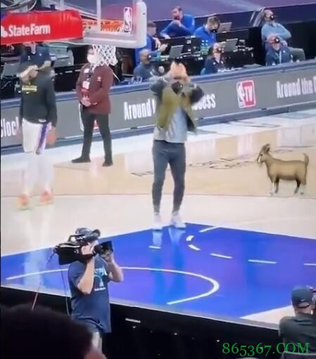 ?手痒了!暂停期间詹姆斯上场投“空气球”