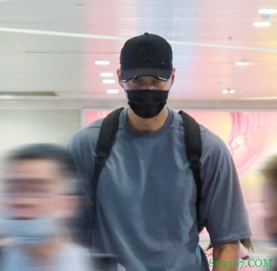 来了！易建联今日现身杭州萧山机场