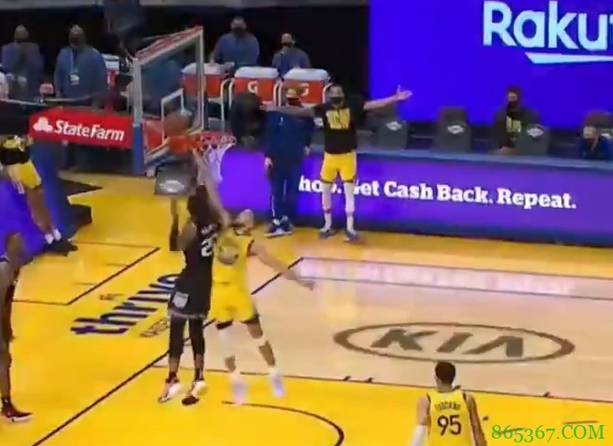 制霸内线?库里拍马赶到补防“大帽”2米08霍姆斯