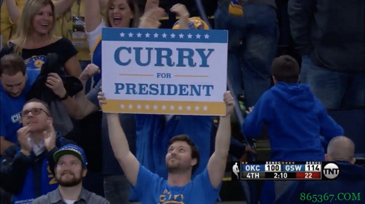 长情陪伴！五年前库蜜举牌支持库里竞选总统 今日举牌库里MVP