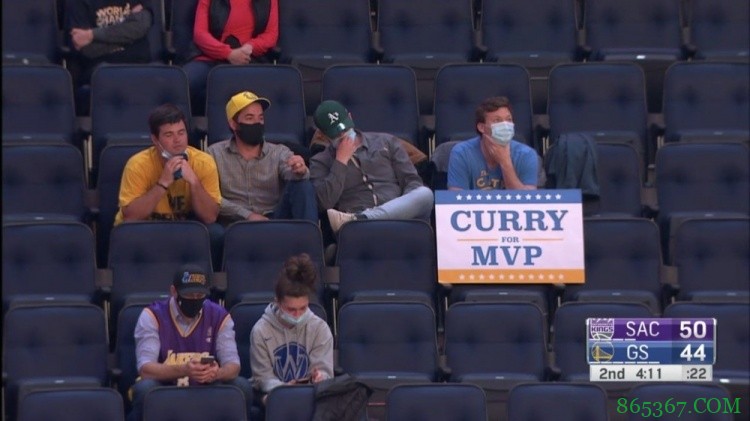 长情陪伴！五年前库蜜举牌支持库里竞选总统 今日举牌库里MVP