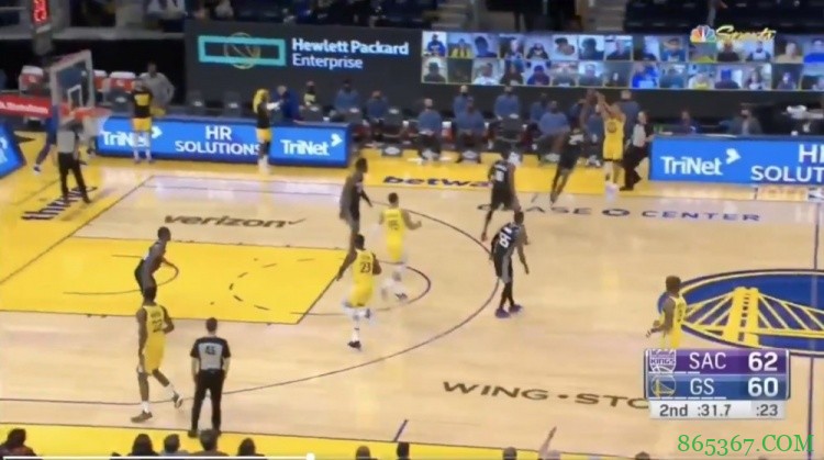 库里谈半场结束前超远三分：沃顿在旁边吼 我还是投进了