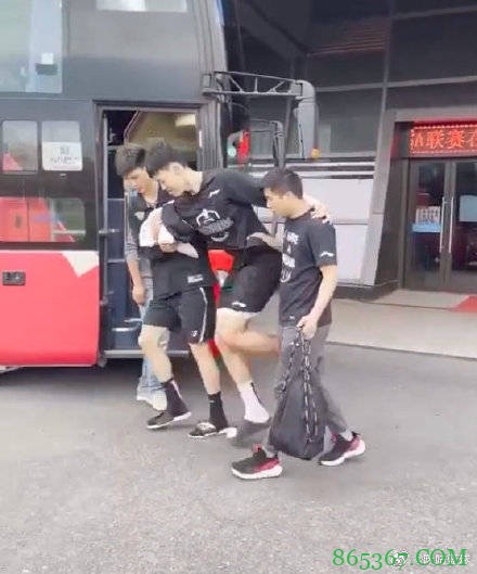 国内媒体：张昊归队后在训练中崴脚 伤势不严重但可能缺席总决赛