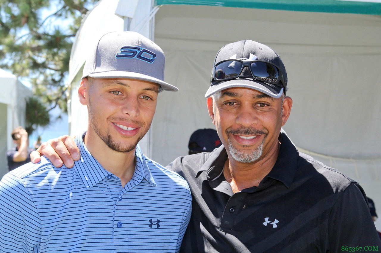 勇士可组成一套父子兵首发:库里克莱维金斯曼尼恩佩顿