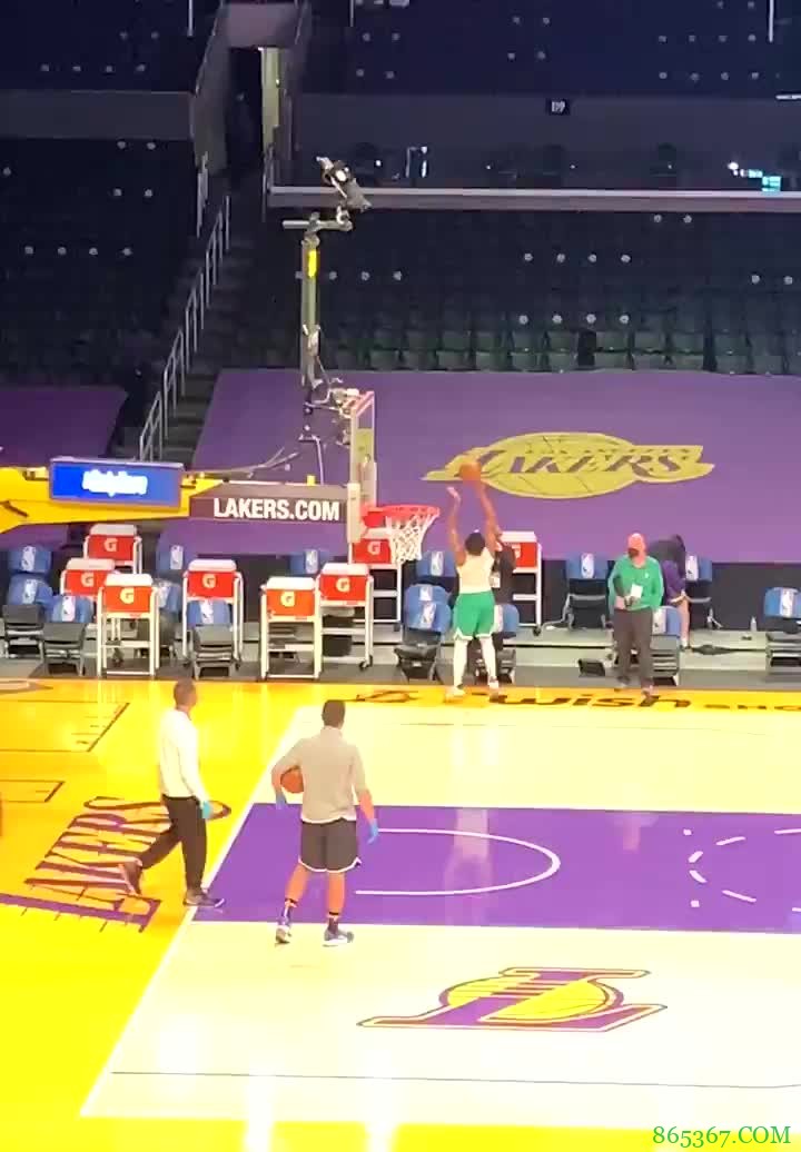 ?布朗40+9 塔克19+7+7 绿军六人上双力克湖人迎5连胜