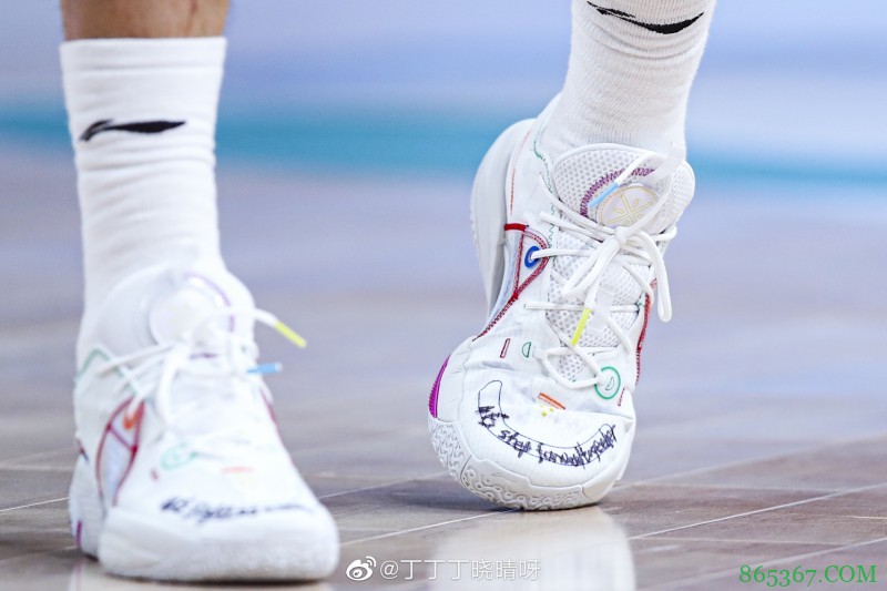 周鹏今日战靴上为马尚写着：并肩战斗 一同前行