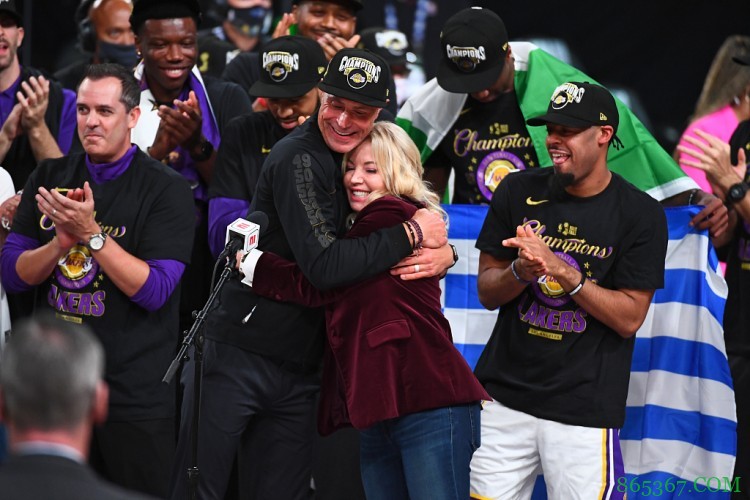 珍妮-巴斯：除魔术师与科比传记片外 还将发布九集湖人纪录片