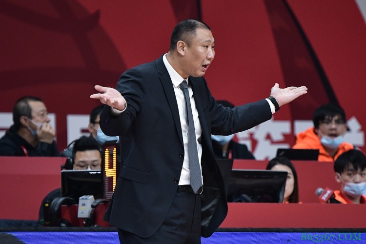 王晗：篮板球是今天输球的最大原因 最后一场常规赛会全力以赴