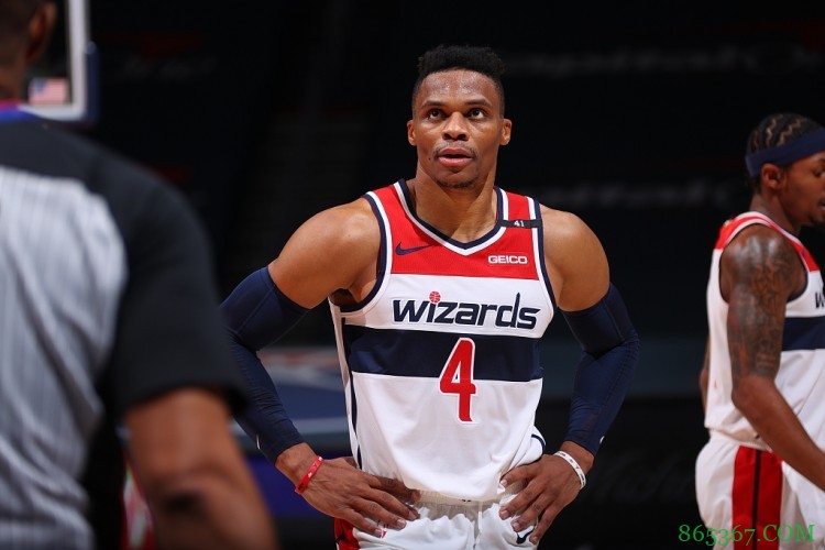 比肩张伯伦&大O！威少6战场均15板+10助 NBA历史第三人