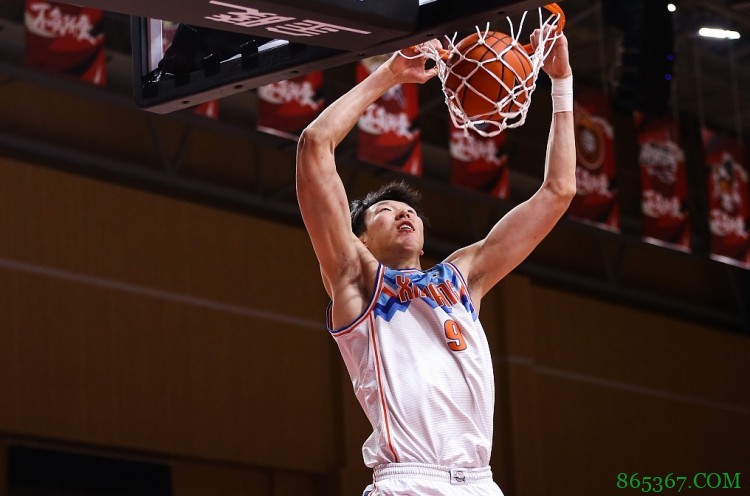 翻江倒海!周琦半场砍下18+18 其中8个前场篮板