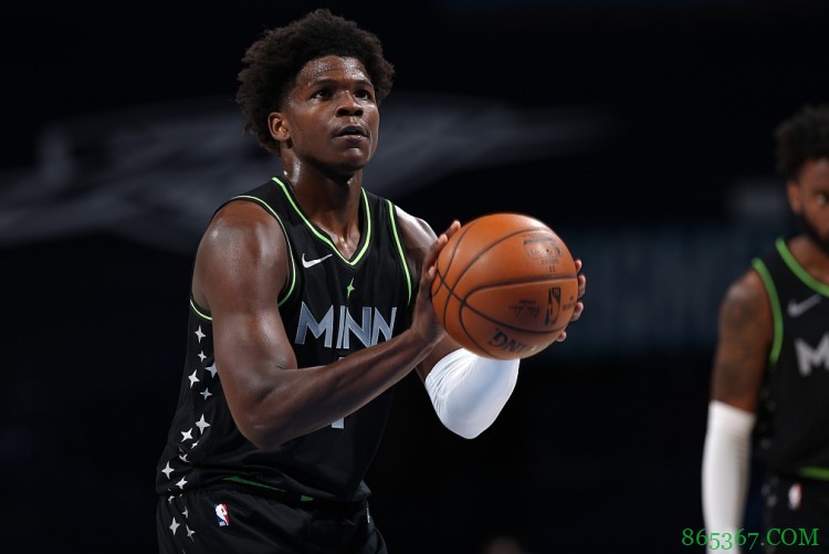 爱德华兹谈对位巴恩斯：他真的太强壮了 我休赛期要泡在健身房