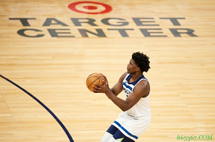 无力回天！爱德华兹末节独砍17分&全场21投11中得到27分5板3助