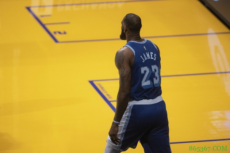 名记：詹姆斯最快下周回归 AD出场时间将逐渐增加