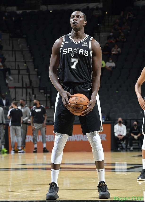 马刺官方:新援吉昂右肩拉伤 本场比赛不会回归