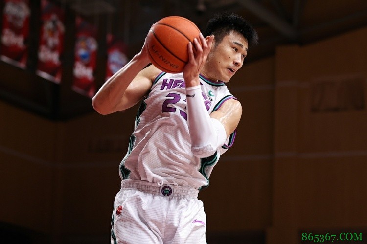 超高效！贾诚替补登场20分钟7中7砍20分6板 得分全队最高