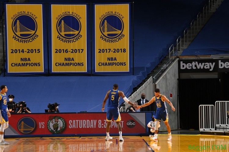 长情陪伴！五年前库蜜举牌支持库里竞选总统 今日举牌库里MVP