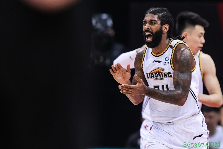 【投票】你怎么看？梅奥过掩护时被撞倒 裁判吹罚梅奥假摔