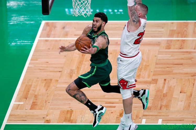 表现并不好!塔图姆三双但17投仅3中 还出现4次失误