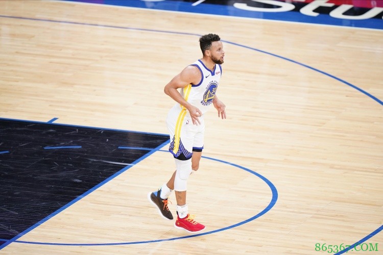 先抑后扬?库里首节低迷 三分4中0出现4次失误