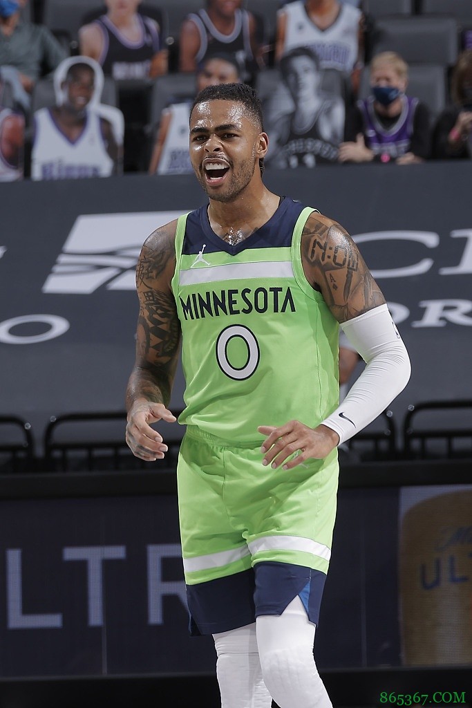 渐入佳境！拉塞尔上半场出战15分钟三分7投6中砍下26分