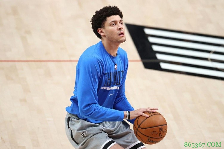 跟队记者:雄鹿用双向合同签下贾斯汀-杰克逊