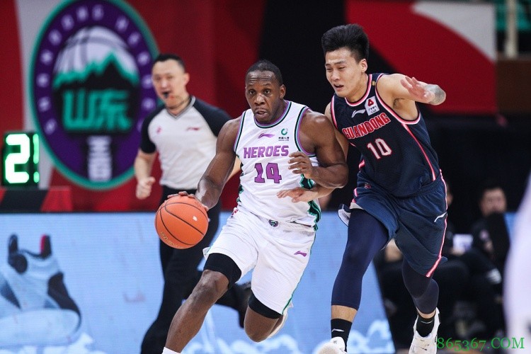 状态很猛！山东首节12平之后一波20-6领先广东两位数