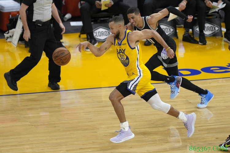 库里常规赛第88次投进7+三分 比二三名总和还多10次