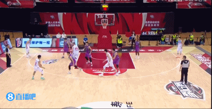 希望无碍!周琦捂着跟腱位置倒地 随后重返赛场