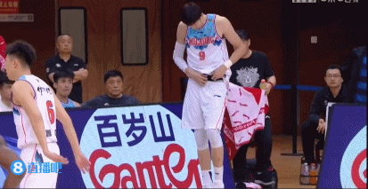 希望无碍!周琦捂着跟腱位置倒地 随后重返赛场