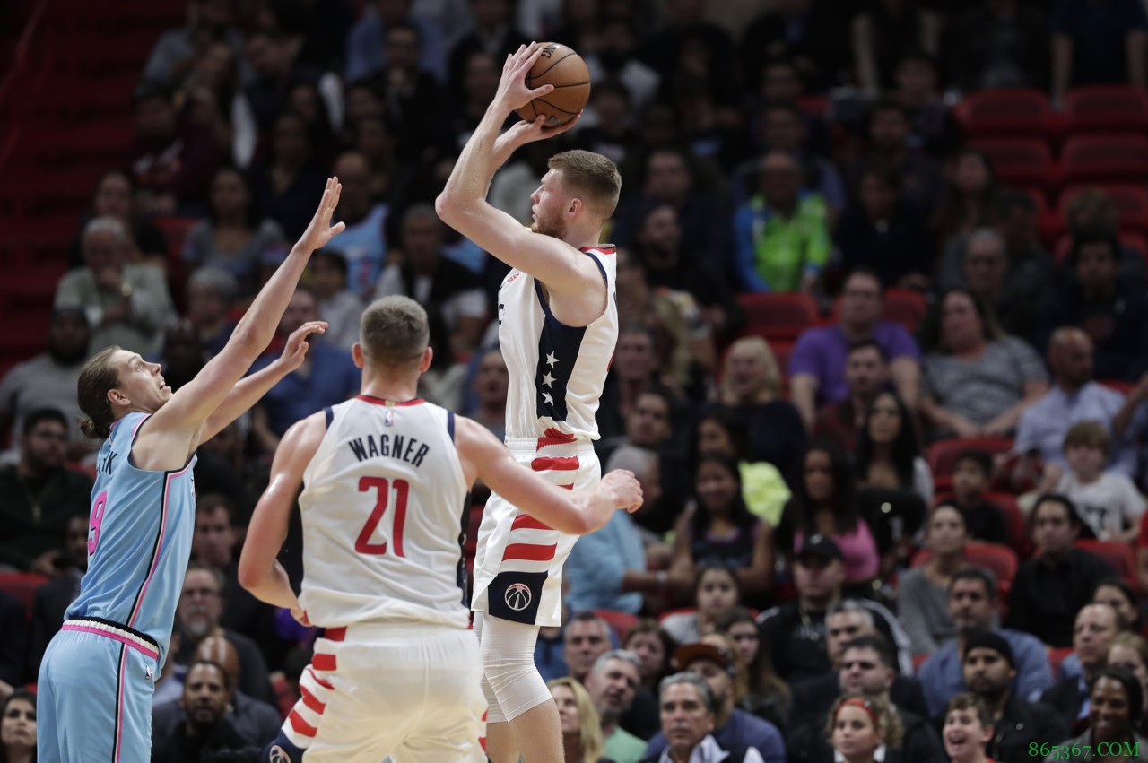 贝尔坦斯场均7.5次三分出手仍嫌少？布鲁克斯：想让他出手15次