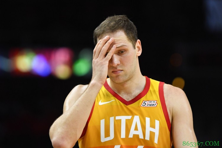 博扬:投出20%的三分命中率是很难赢球的 我不应该只抢到1篮板