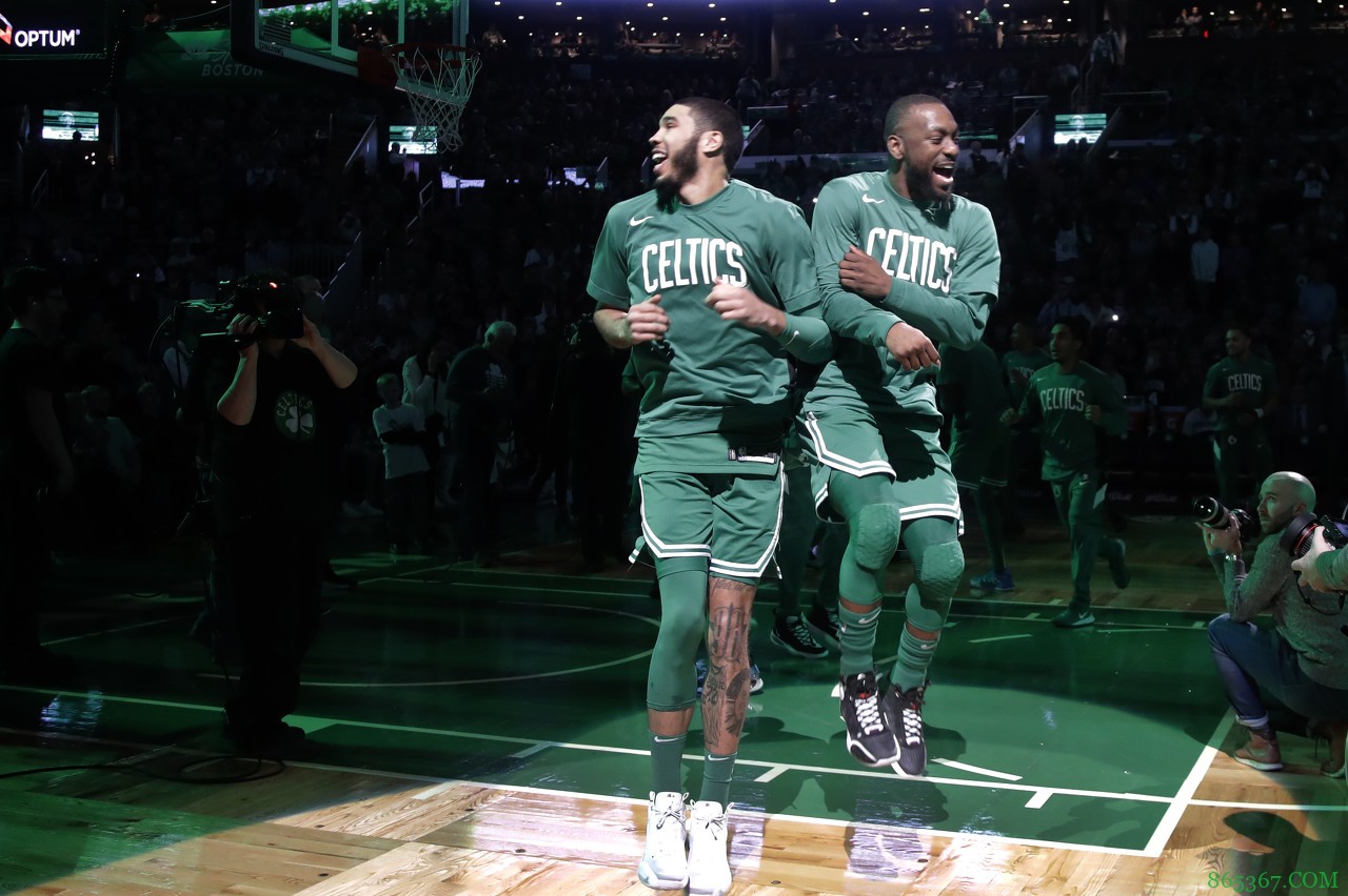 沃克：库里是世界上最好球员之一 不惊讶塔图姆今天的表现