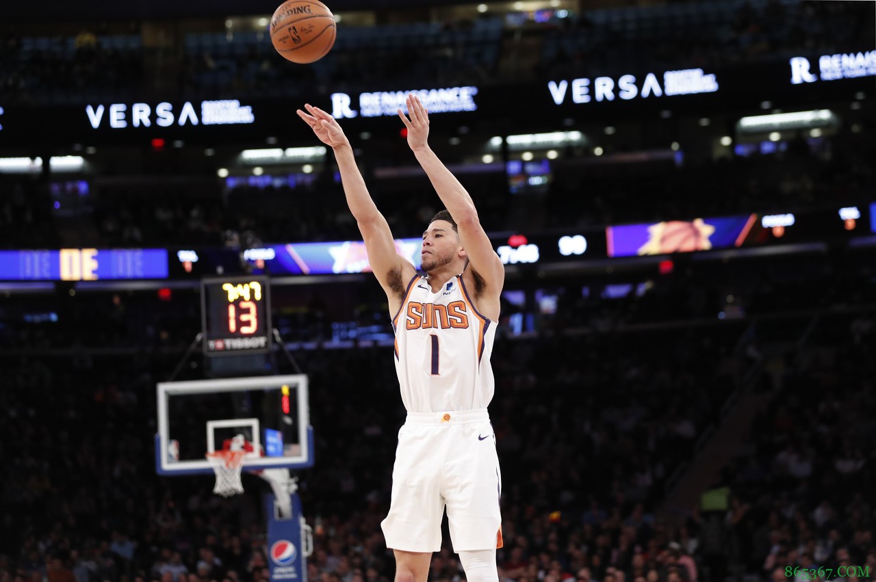 布克谈艾顿：他在场上是一个强力威胁 他不惧怕身体接触