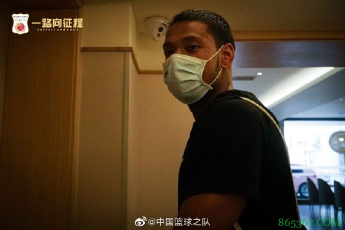 郭艾伦抵达男篮集训地被球迷包围 杜指导率领众人一同抵达