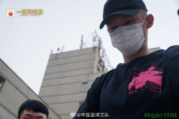 郭艾伦抵达男篮集训地被球迷包围 杜指导率领众人一同抵达