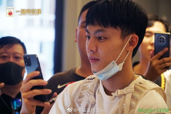 郭艾伦抵达男篮集训地被球迷包围 杜指导率领众人一同抵达