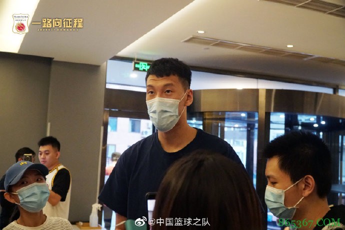 郭艾伦抵达男篮集训地被球迷包围 杜指导率领众人一同抵达