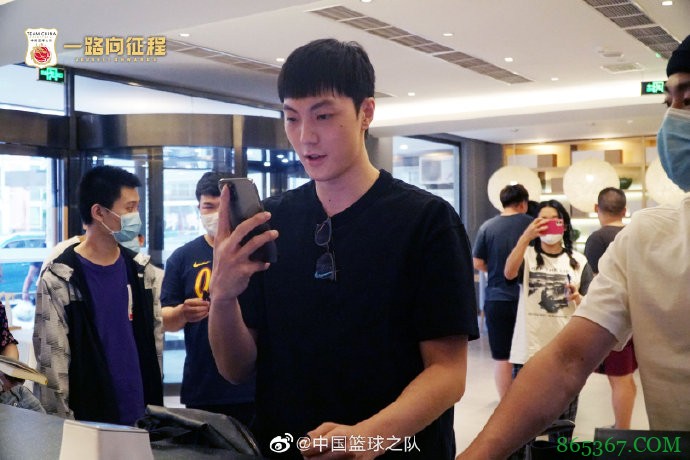郭艾伦抵达男篮集训地被球迷包围 杜指导率领众人一同抵达