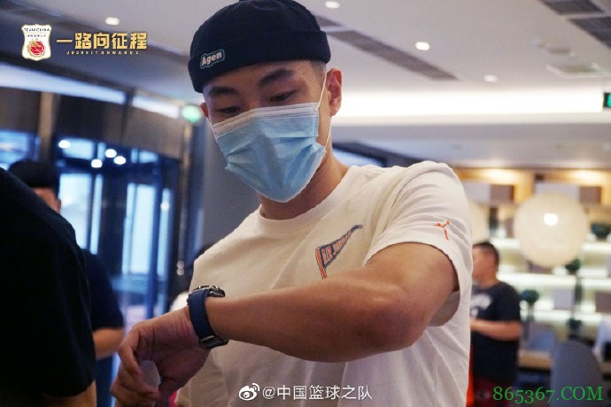 郭艾伦抵达男篮集训地被球迷包围 杜指导率领众人一同抵达