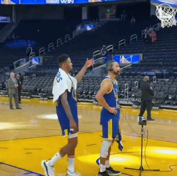 吓一激灵！库里赛后采访时贝兹莫尔假装在其头上浇水