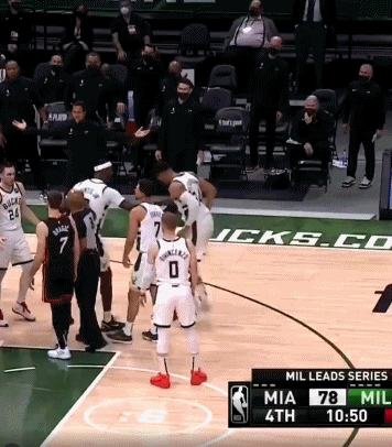 字母哥谈今日比赛中颠球：我小时候想踢足球 并不想打篮球