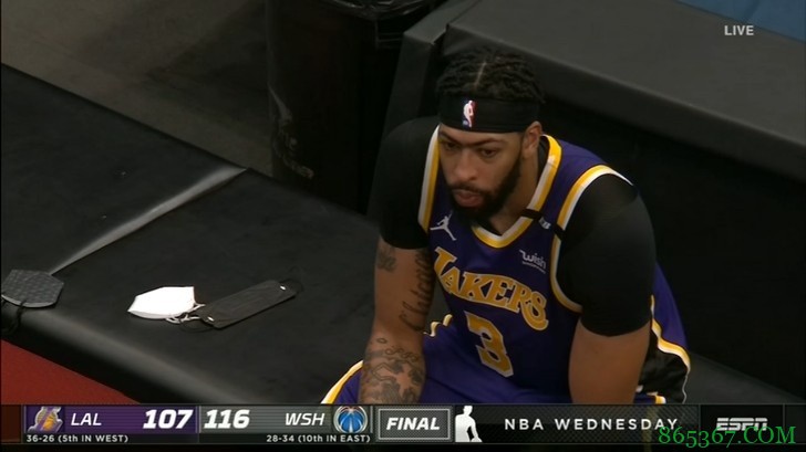 湖人负奇才近5场比赛1胜4负 比赛结束老詹提前离场浓眉场边沉默